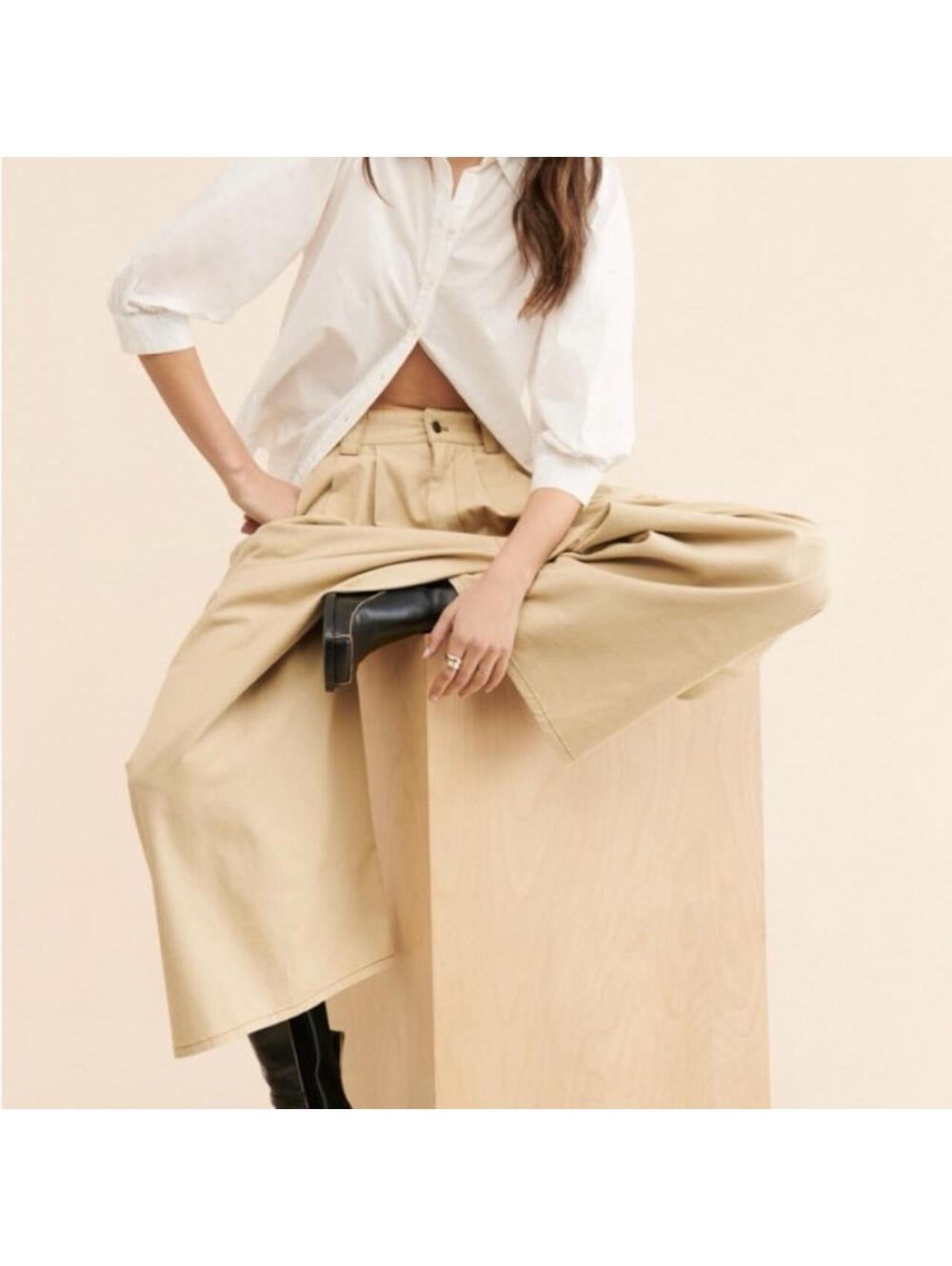 FARM RIO low waisted pleated khaki tan wide leg pants with a relaxed fit
